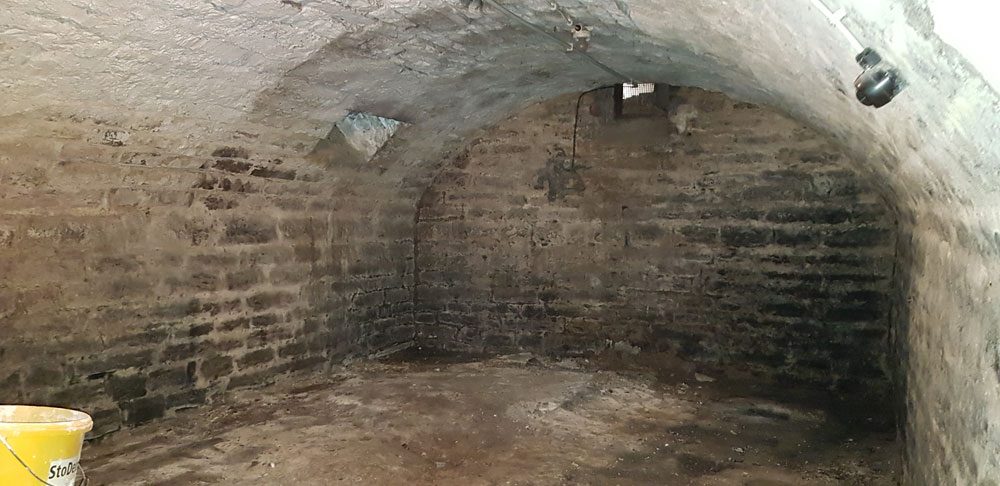 Gewölbekeller vor der Reinigung